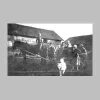 022-0132 Auf dem Hof von August Rohmann. Im Bild Rudi, August, Waldemar und Maria Rohmann, sowie ein Onkel..jpg